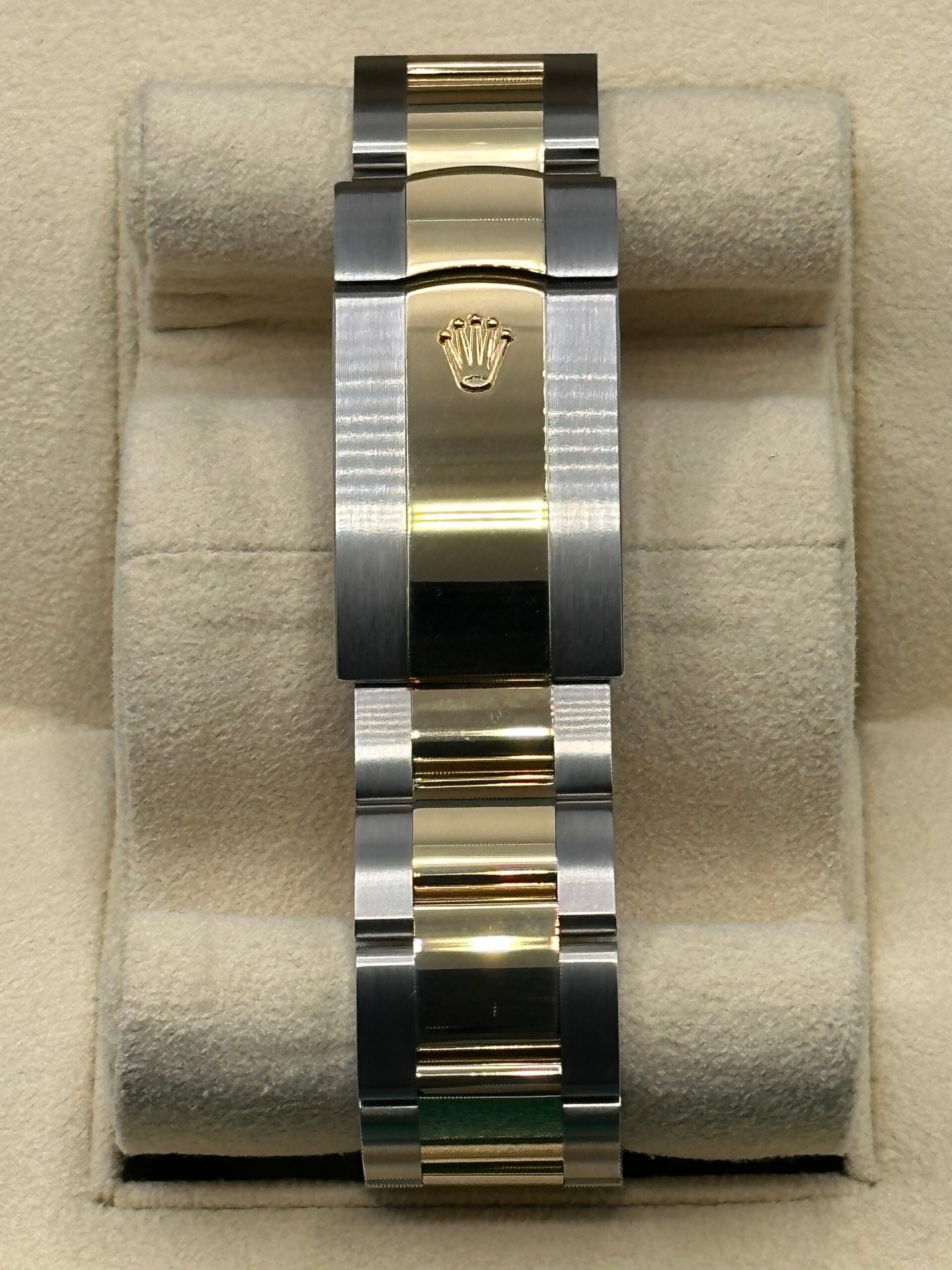 Rolex Sky-Dweller 326933 dial and case detail