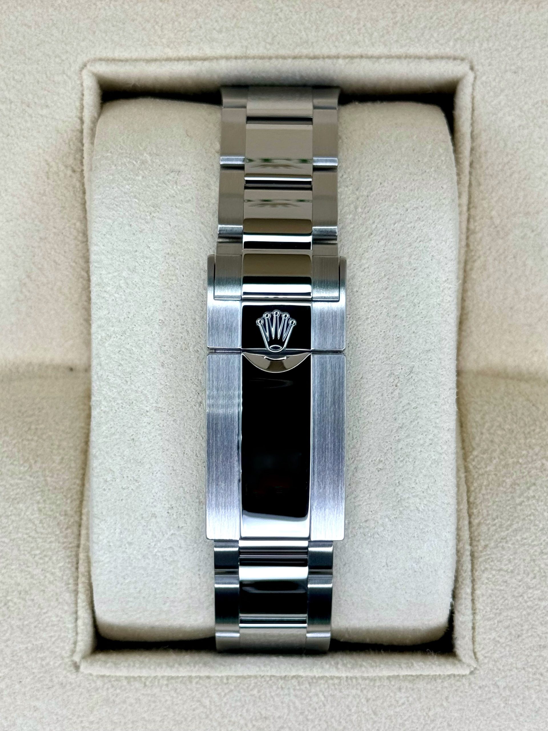 Rolex Daytona 126500LN dial and case detail