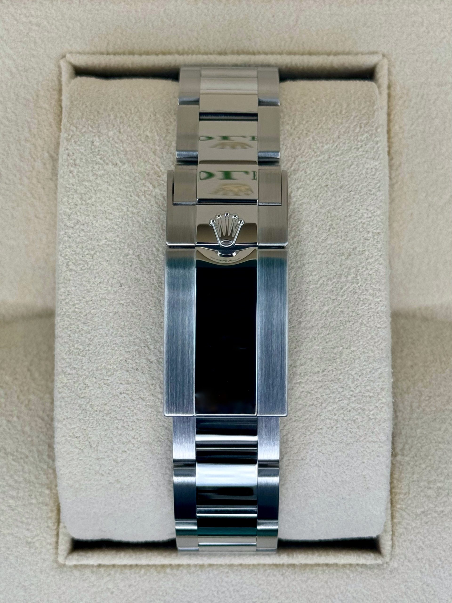 Rolex Daytona 126500LN dial and case detail