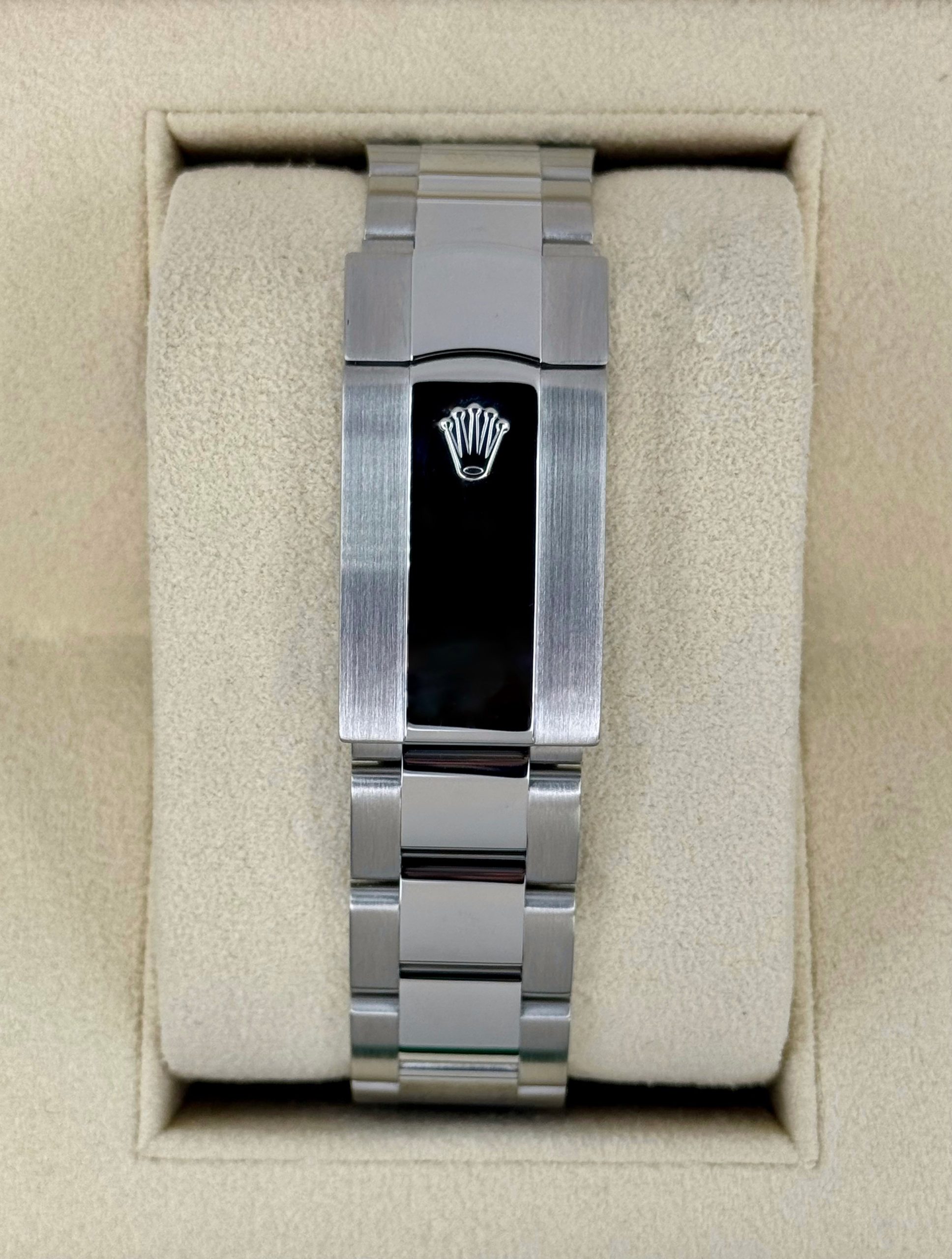 Rolex Sky-Dweller 336934 dial and case detail